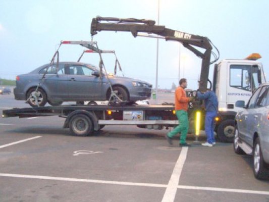 Autoturisme parcate pe locul destinat persoanelor cu dizabilităţi, ridicate de poliştii locali